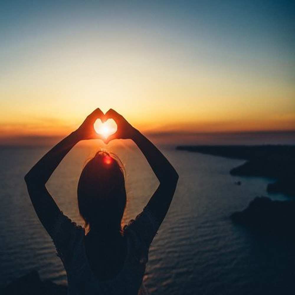 Открытка на каждый день с именем, худёнок Хочу обнять тебя закат на море Прикольная открытка с пожеланием онлайн скачать бесплатно 