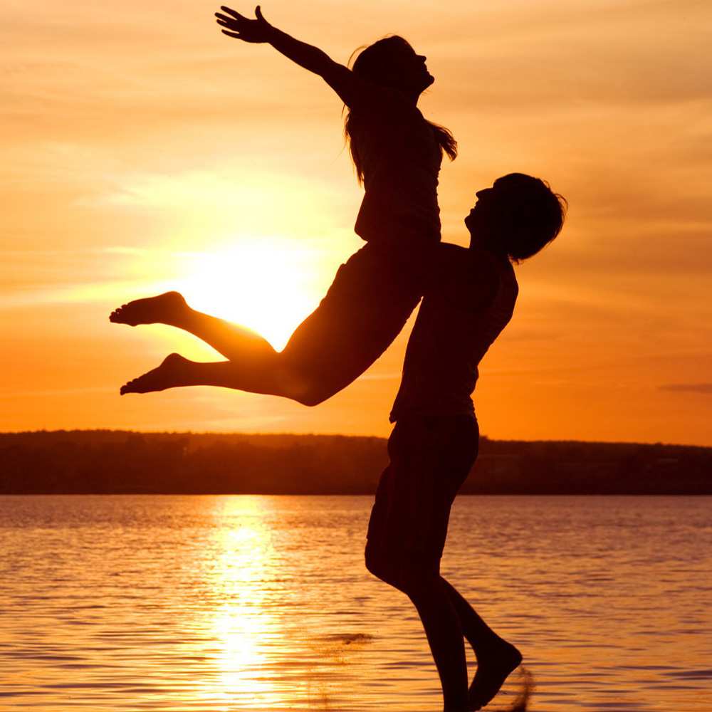 Открытка на каждый день с именем, Аркадий Хочу обнять тебя парень поднимает девушку и она летит Прикольная открытка с пожеланием онлайн скачать бесплатно 