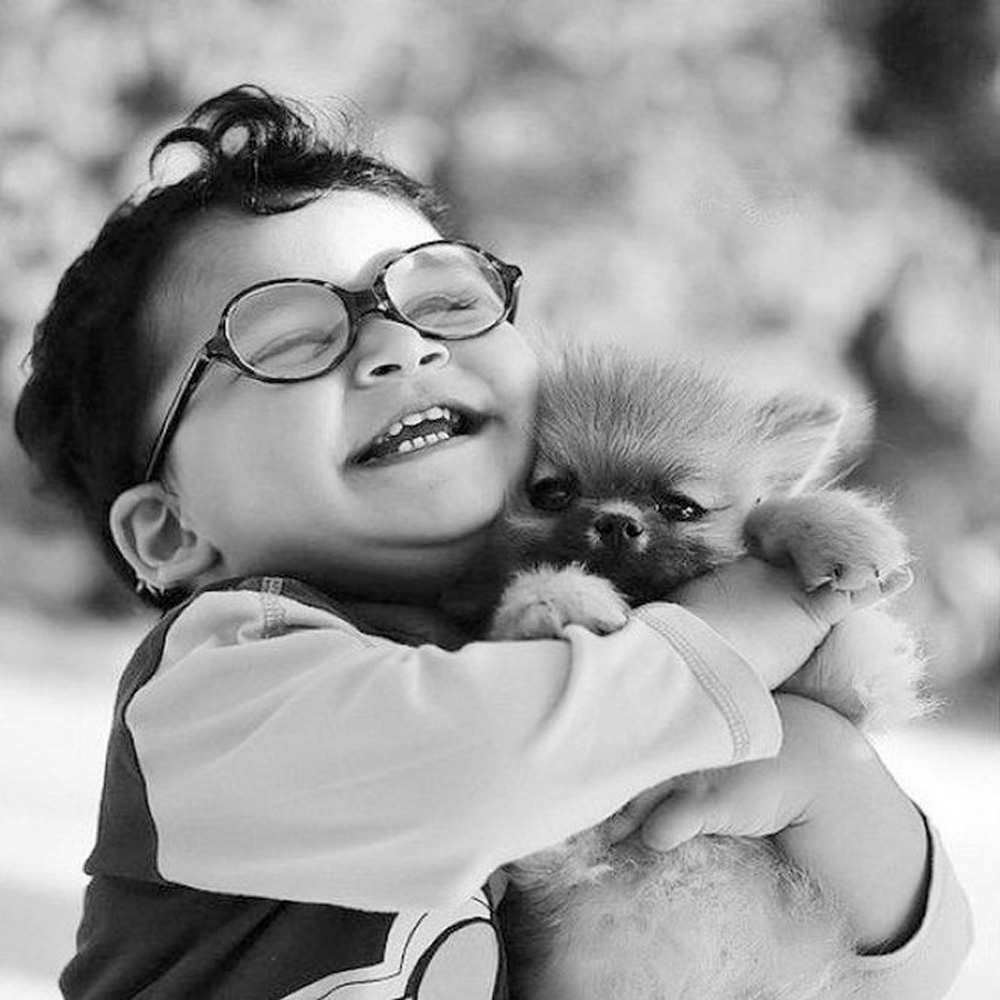 Открытка на каждый день с именем, дикобразик Хочу обнять тебя парень обнимает собаку Прикольная открытка с пожеланием онлайн скачать бесплатно 