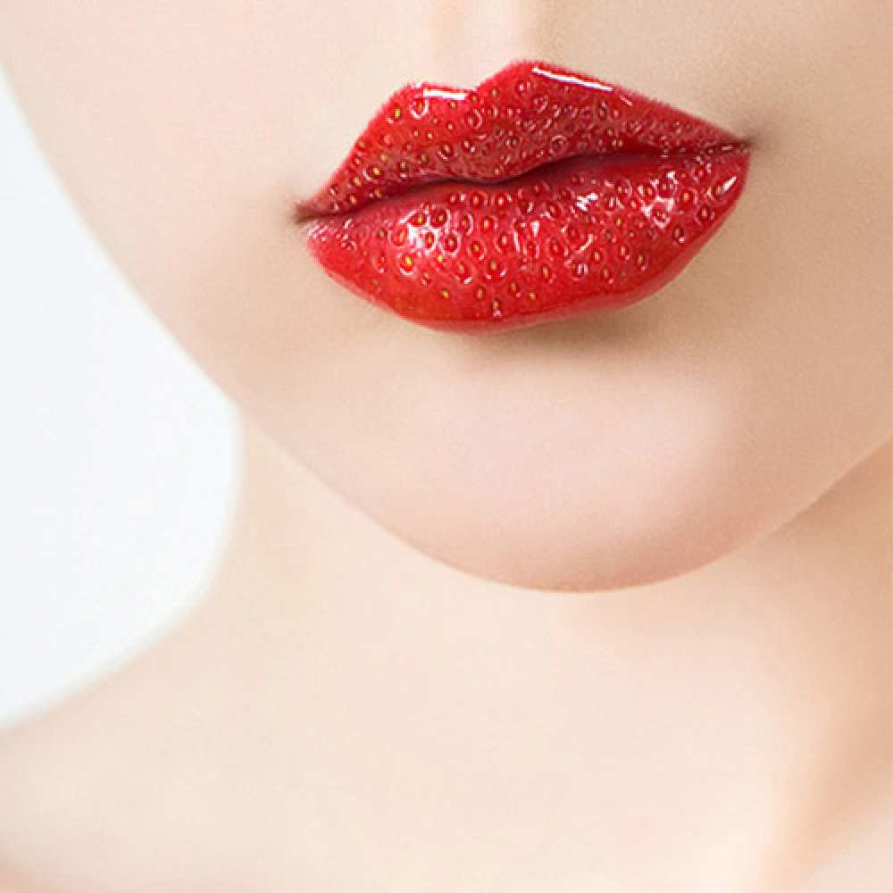Открытка на каждый день с именем, Эвелина Целую тебя клубничные губы красного цвета Прикольная открытка с пожеланием онлайн скачать бесплатно 