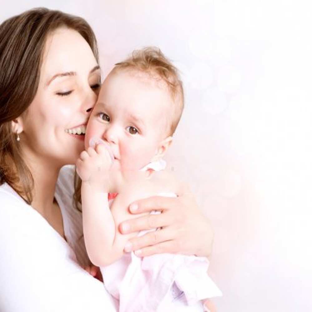 Открытка на каждый день с именем, Аня Хочу обнять тебя фото счастливой мамы и ребенка Прикольная открытка с пожеланием онлайн скачать бесплатно 