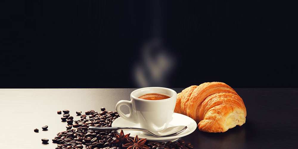 Открытка на каждый день с именем, Капитан Доброе утро зерна кофе и кофе на завтрак с круасаном Прикольная открытка с пожеланием онлайн скачать бесплатно 