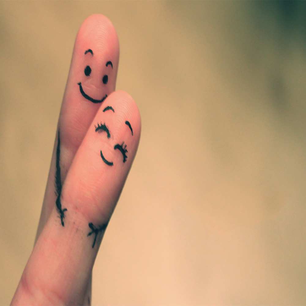 Открытка на каждый день с именем, Руслана Хочу обнять тебя рисунок на пальцах Прикольная открытка с пожеланием онлайн скачать бесплатно 