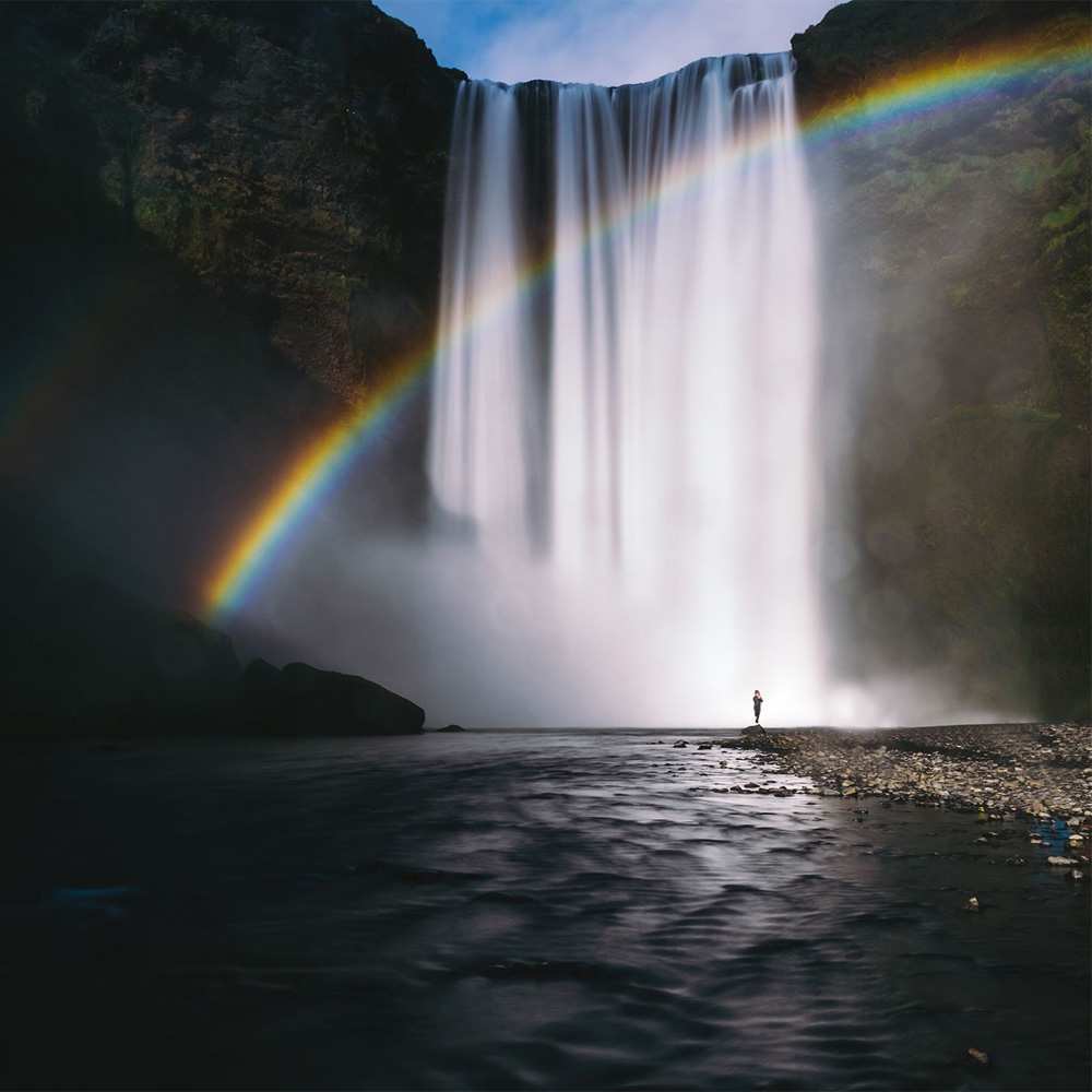 Открытка на каждый день с именем, яркая Не грусти речка и  огромный водопад Прикольная открытка с пожеланием онлайн скачать бесплатно 