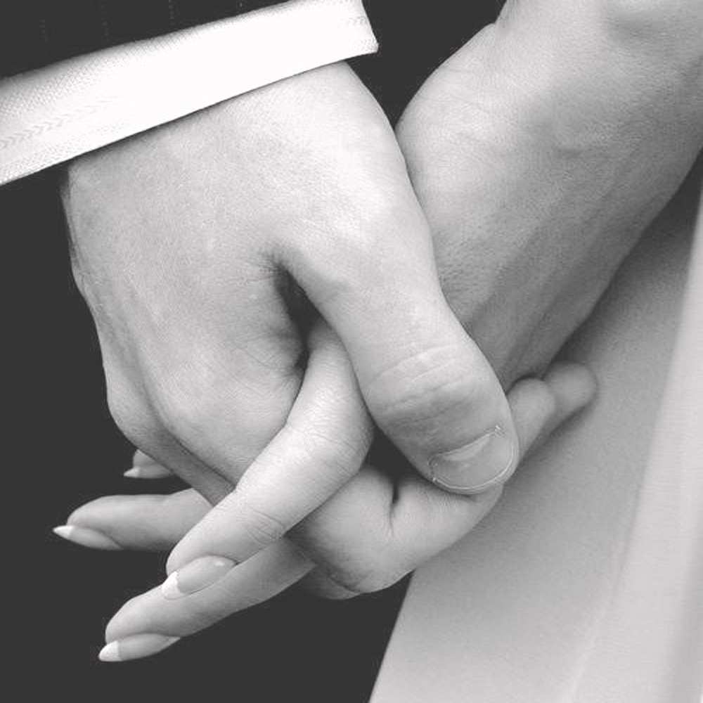 Открытка на каждый день с именем, Котейка Хочу обнять тебя Черное и белое фото Прикольная открытка с пожеланием онлайн скачать бесплатно 