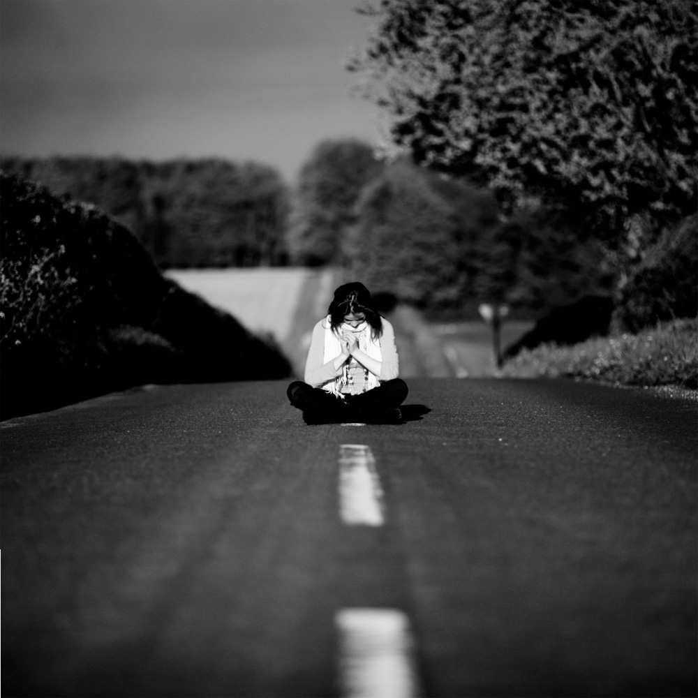 Открытка на каждый день с именем, Червячок Не грусти девушка сидит на асфальте Прикольная открытка с пожеланием онлайн скачать бесплатно 