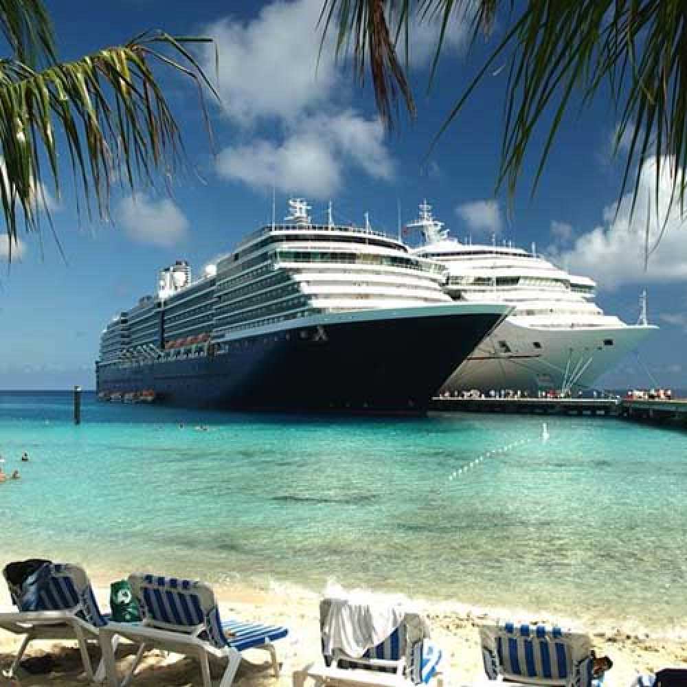 Открытка на каждый день с именем, Роскошная Счастливого пути лежаки на фоне моря и пальм Прикольная открытка с пожеланием онлайн скачать бесплатно 