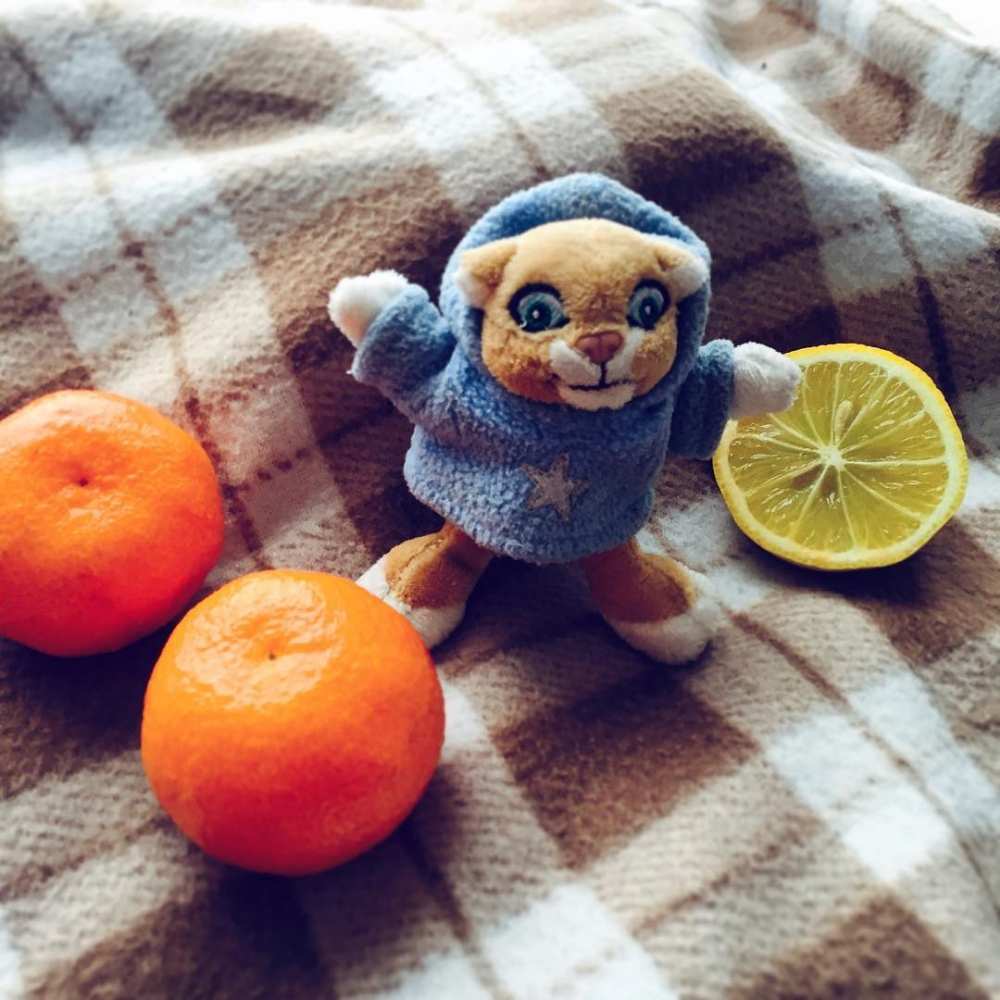Открытка на каждый день с именем, Марина Выздоравливай вот тебе апельсинка и лимон Прикольная открытка с пожеланием онлайн скачать бесплатно 