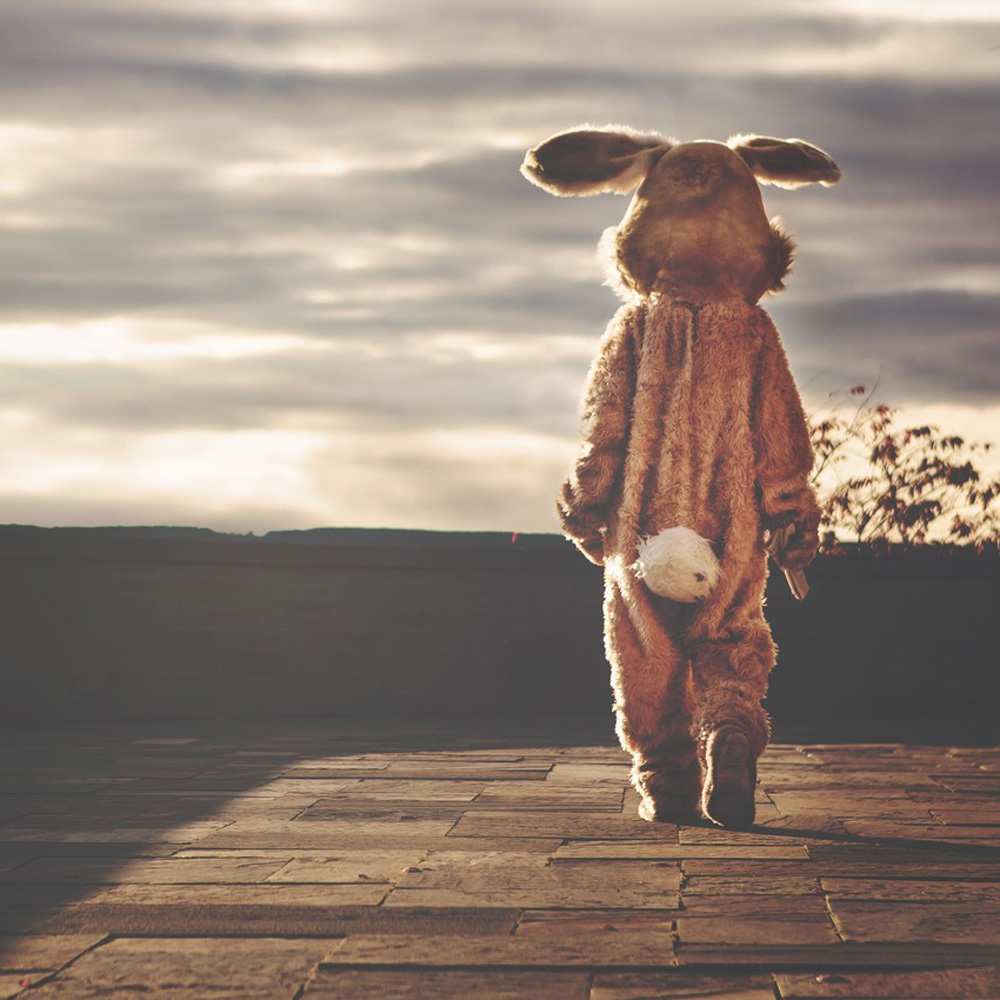 Открытка на каждый день с именем, Альфия Я по тебе скучаю даже в костюме зайца Прикольная открытка с пожеланием онлайн скачать бесплатно 
