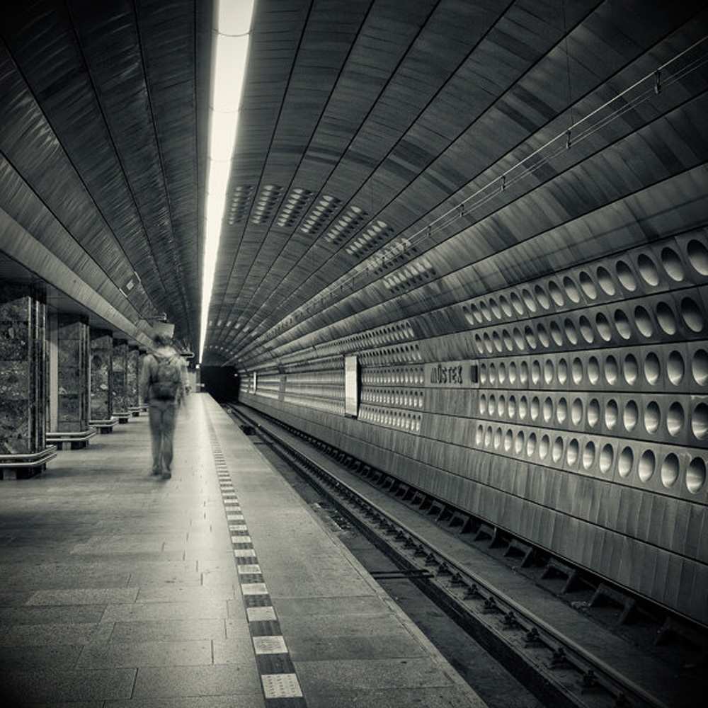 Открытка на каждый день с именем, Мурат Не грусти пустая станция метро Прикольная открытка с пожеланием онлайн скачать бесплатно 