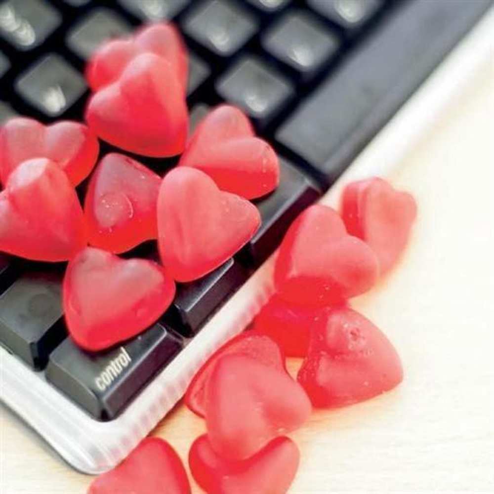 Открытка на каждый день с именем, Дамир Я тебя люблю конфеты в виде сердец Прикольная открытка с пожеланием онлайн скачать бесплатно 