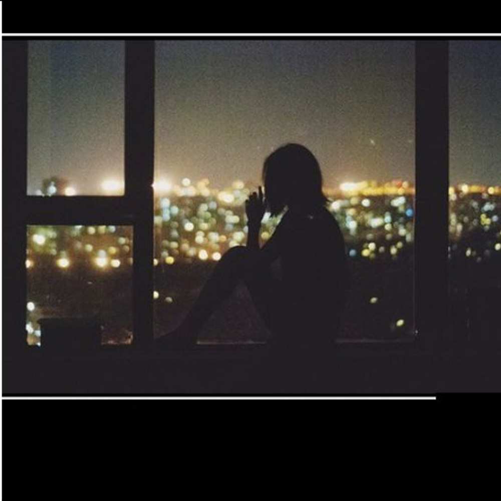 Открытка на каждый день с именем, Микрофончик Не грусти смотрит на ночной город Прикольная открытка с пожеланием онлайн скачать бесплатно 