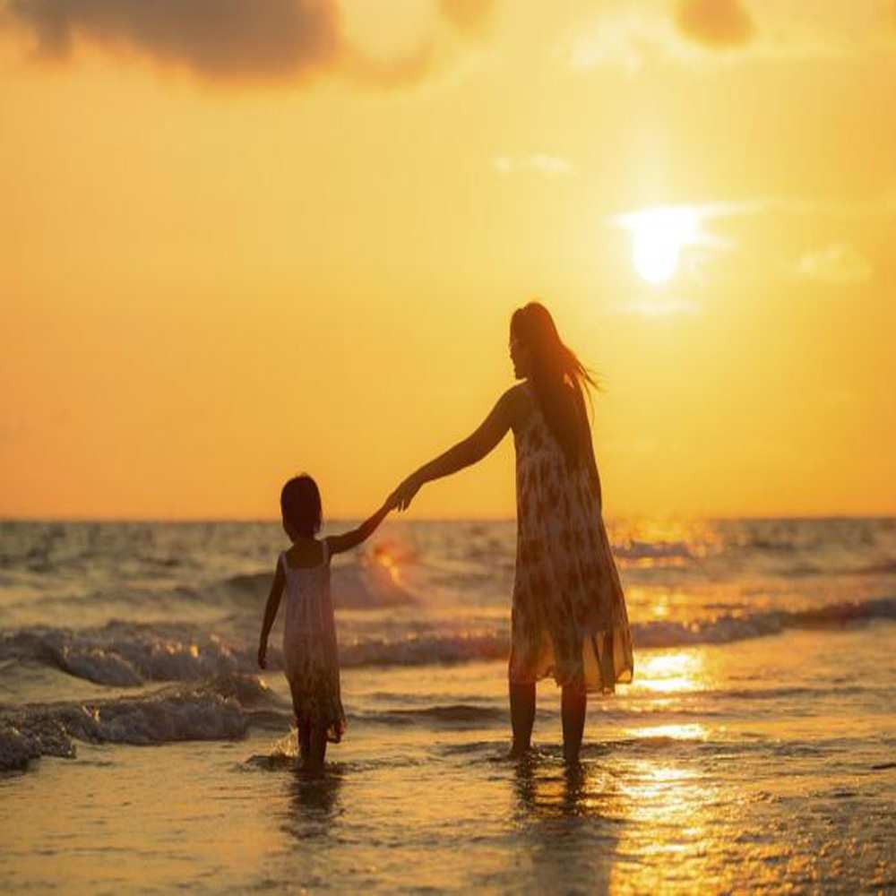 Открытка на каждый день с именем, солнце Хочу обнять тебя мама и дочка Прикольная открытка с пожеланием онлайн скачать бесплатно 