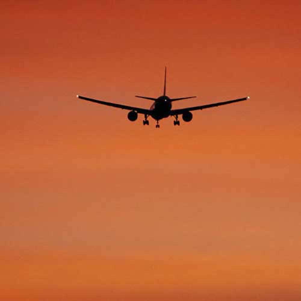 Открытка на каждый день с именем, Мусипусечка Счастливого пути силуэт самолета Прикольная открытка с пожеланием онлайн скачать бесплатно 