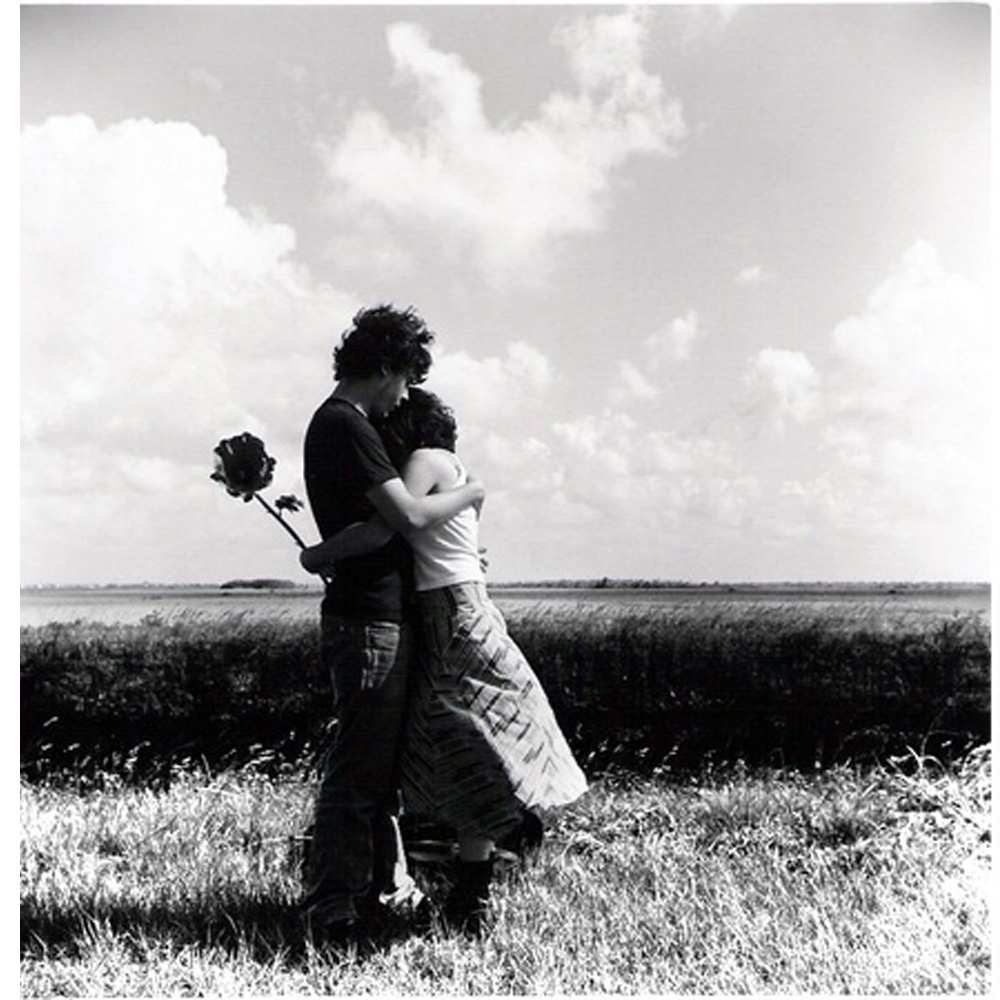 Открытка на каждый день с именем, Галия Хочу обнять тебя чернобелое фото Прикольная открытка с пожеланием онлайн скачать бесплатно 