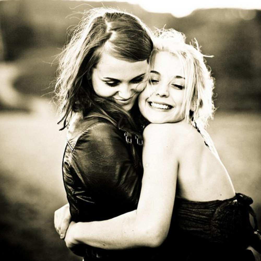 Открытка на каждый день с именем, Юморная Хочу обнять тебя девочки обнимаются Прикольная открытка с пожеланием онлайн скачать бесплатно 