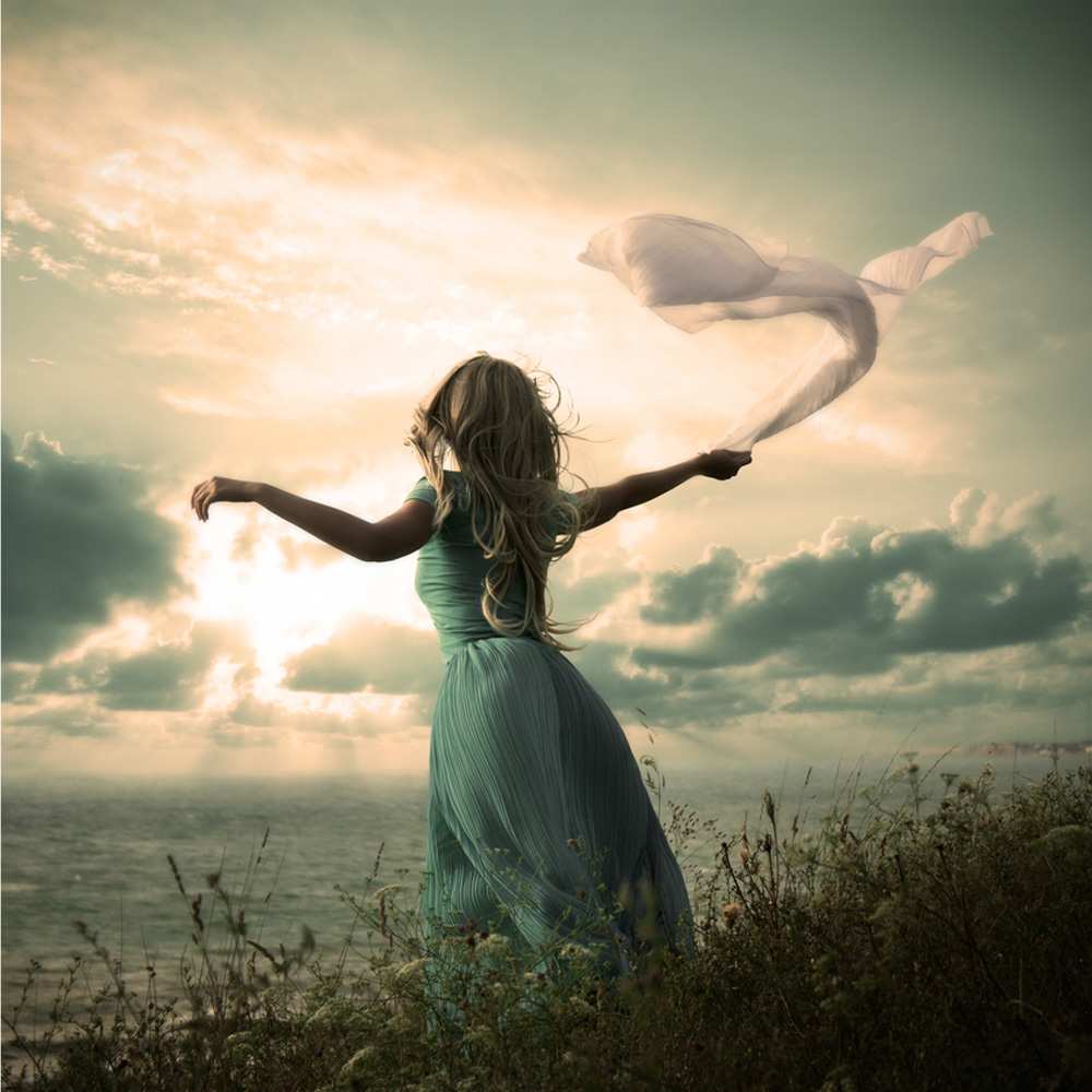 Открытка на каждый день с именем, круассанчик Не грусти красивая девушка  в платье Прикольная открытка с пожеланием онлайн скачать бесплатно 