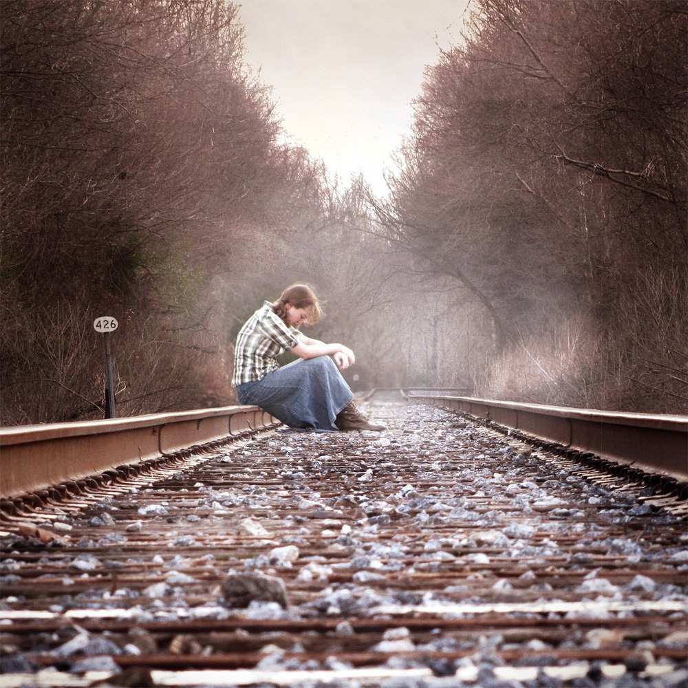 Открытка на каждый день с именем, Котик Не грусти девушка на рельсах Прикольная открытка с пожеланием онлайн скачать бесплатно 