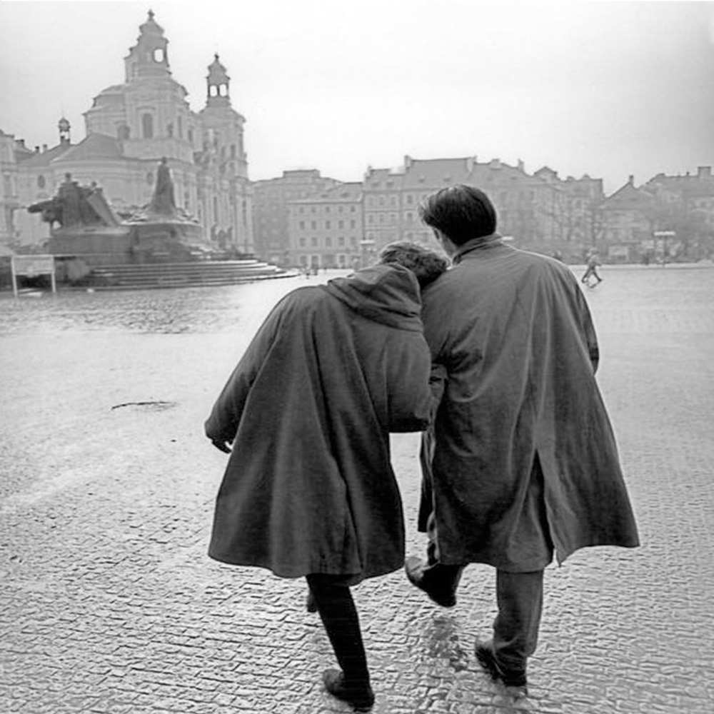 Открытка на каждый день с именем, Геля Хочу обнять тебя красивый старый город Прикольная открытка с пожеланием онлайн скачать бесплатно 