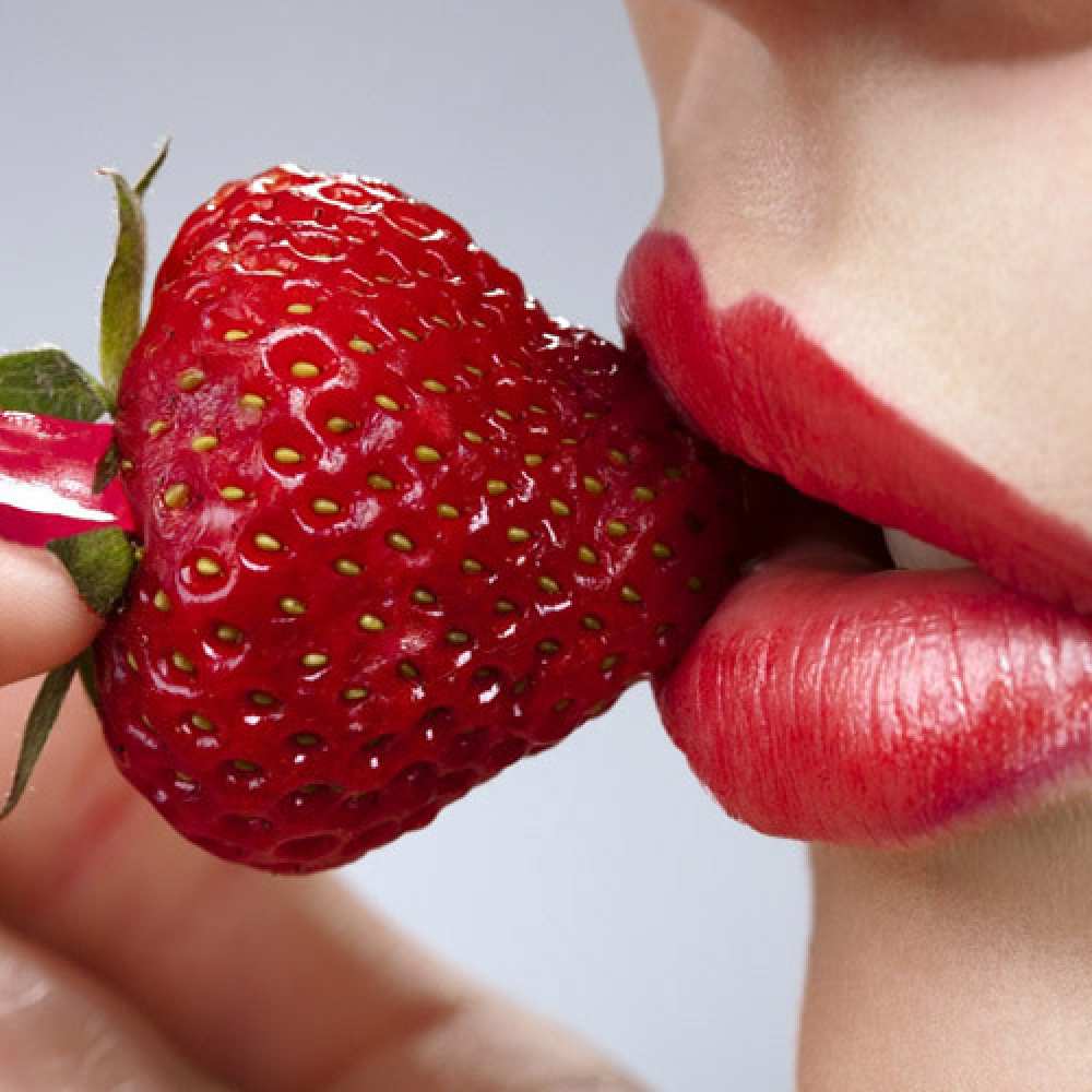 Открытка на каждый день с именем, Медвед Целую тебя губки держат клубничку Прикольная открытка с пожеланием онлайн скачать бесплатно 