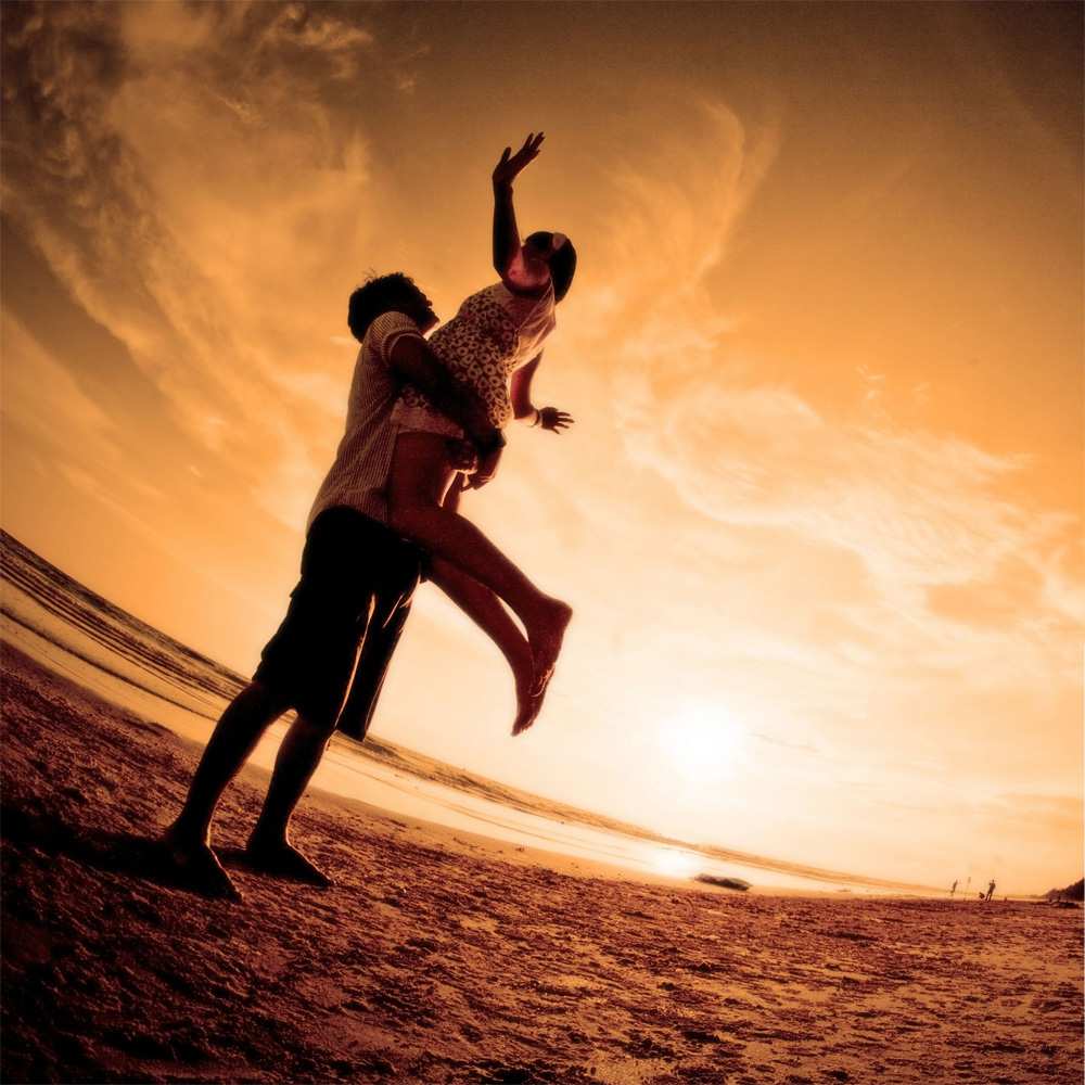 Открытка на каждый день с именем, Вероника Я тебя люблю парень держит девушку Прикольная открытка с пожеланием онлайн скачать бесплатно 