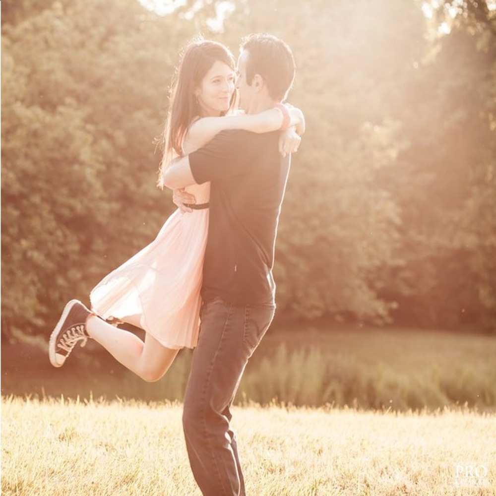 Открытка на каждый день с именем, Армен Хочу обнять тебя парень и девушка фото под фильтром Прикольная открытка с пожеланием онлайн скачать бесплатно 